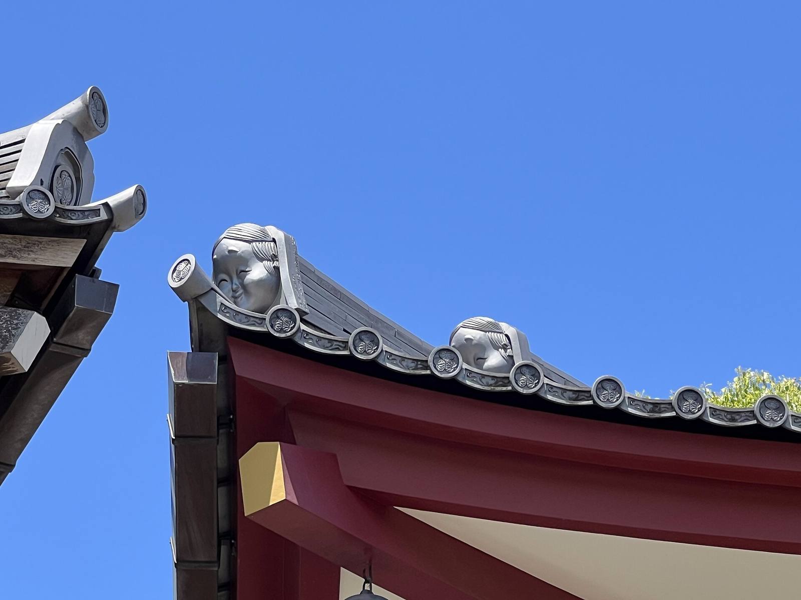 瓦屋根の軒先(仮の写真)
